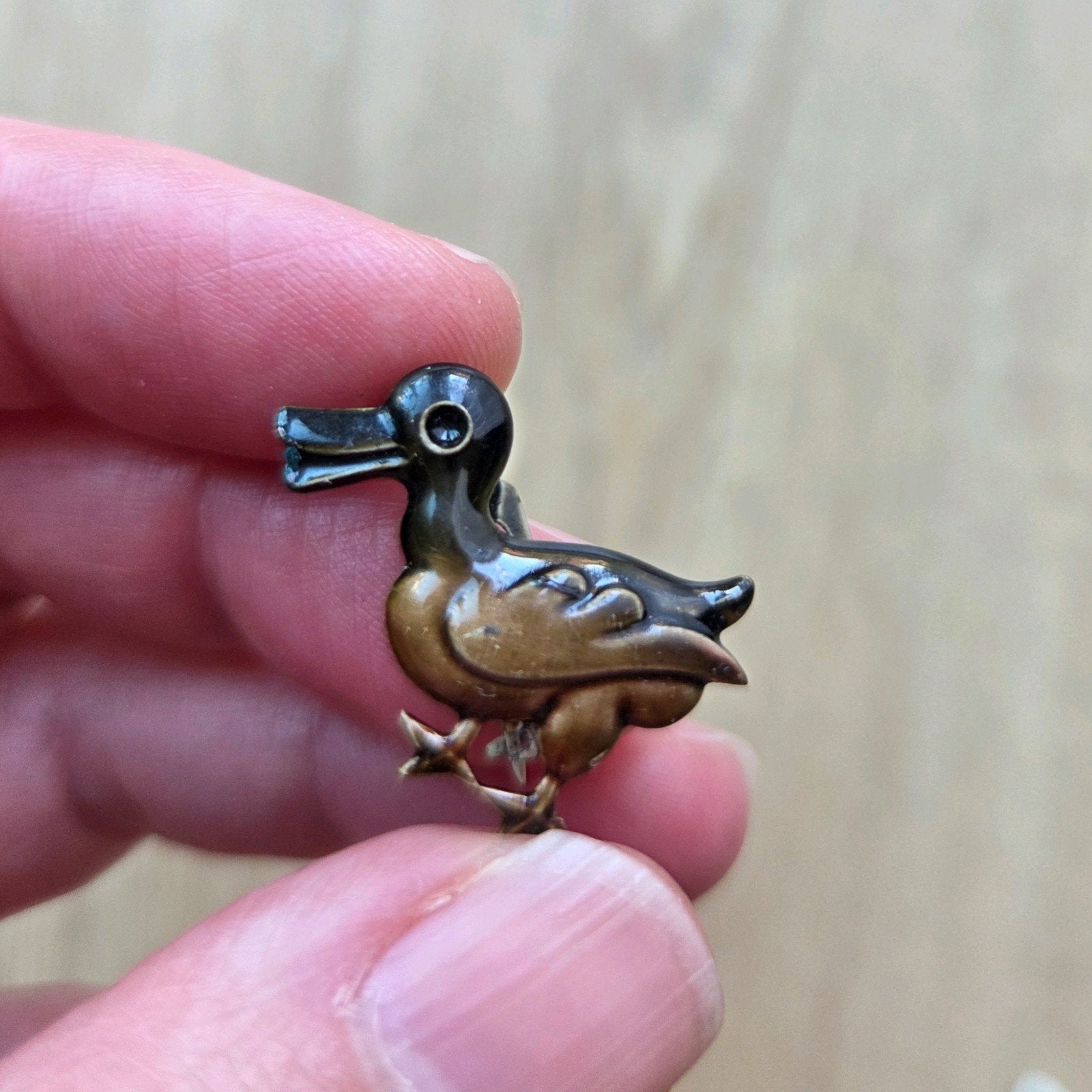 Vintage broche bruin zwart eendje, Ophalen of Verzenden, Zo goed als nieuw, Zwart, Overige materialen