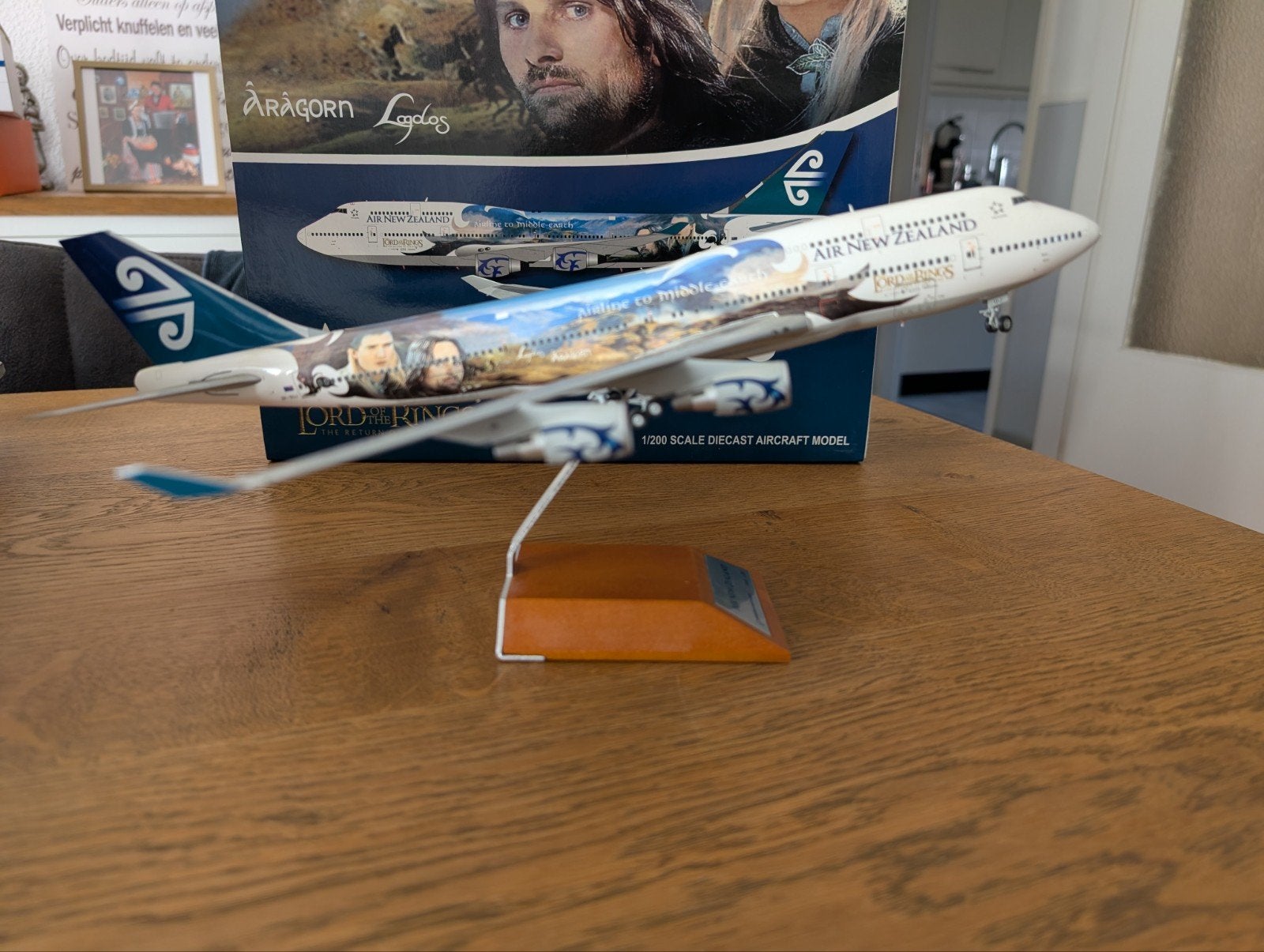 Boeing 747-400 ANZ LOTR Aragorn en Legolas JVWings 1/200, Ophalen of Verzenden, Zo goed als nieuw, Schaalmodel
