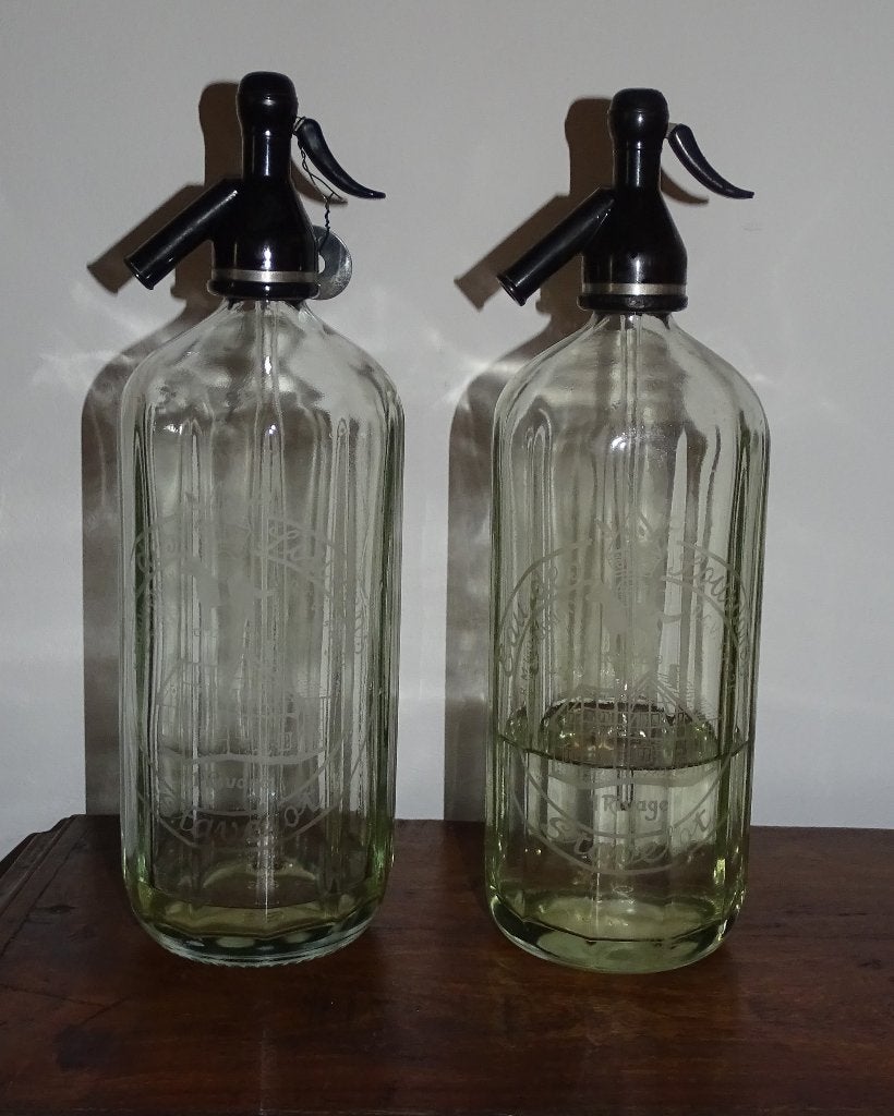 2 spuitflessen met gravure sodafles, Ophalen