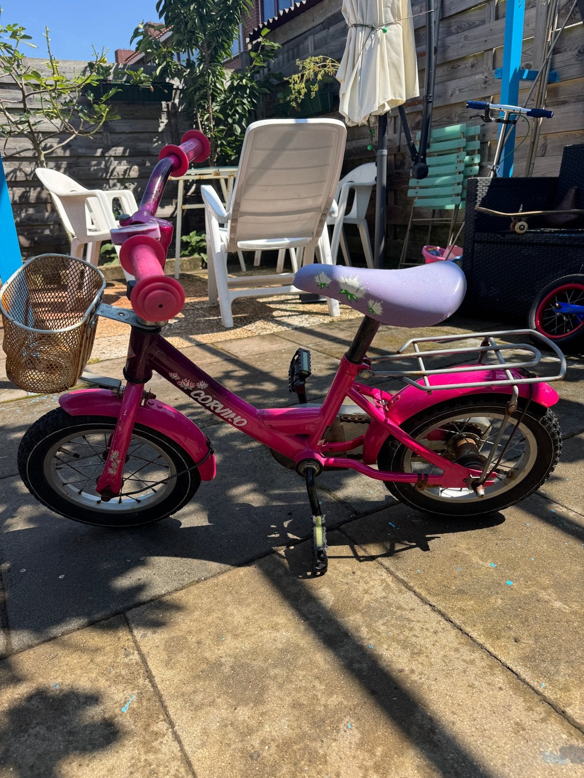 Roze 12 inch kinderfiets met mandje en bagagedrager, Ophalen, Gebruikt, Terugtraprem, Minder dan 16 inch