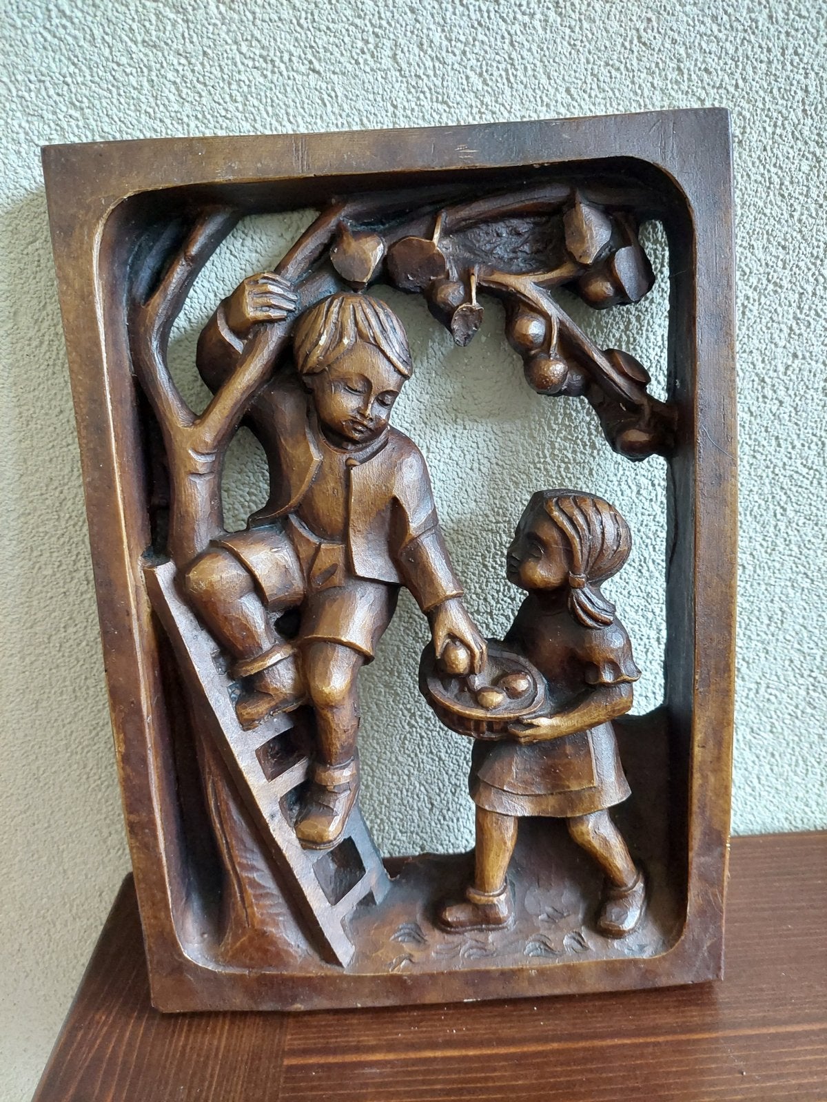 Vintage Houten Wanddecoratie: Kinderen Fruit Plukkend, Groep mensen, Ophalen of Verzenden, Handgemaakt, Wanddecoratie