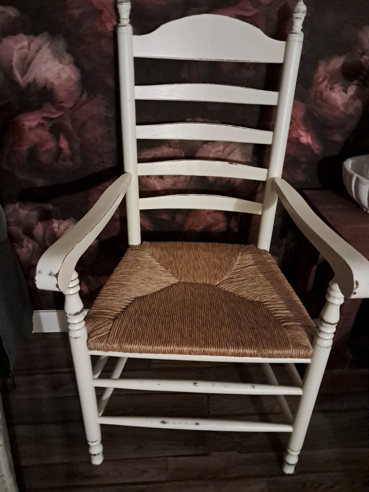 Brocante witte rieten stoel in goede staat, Ophalen