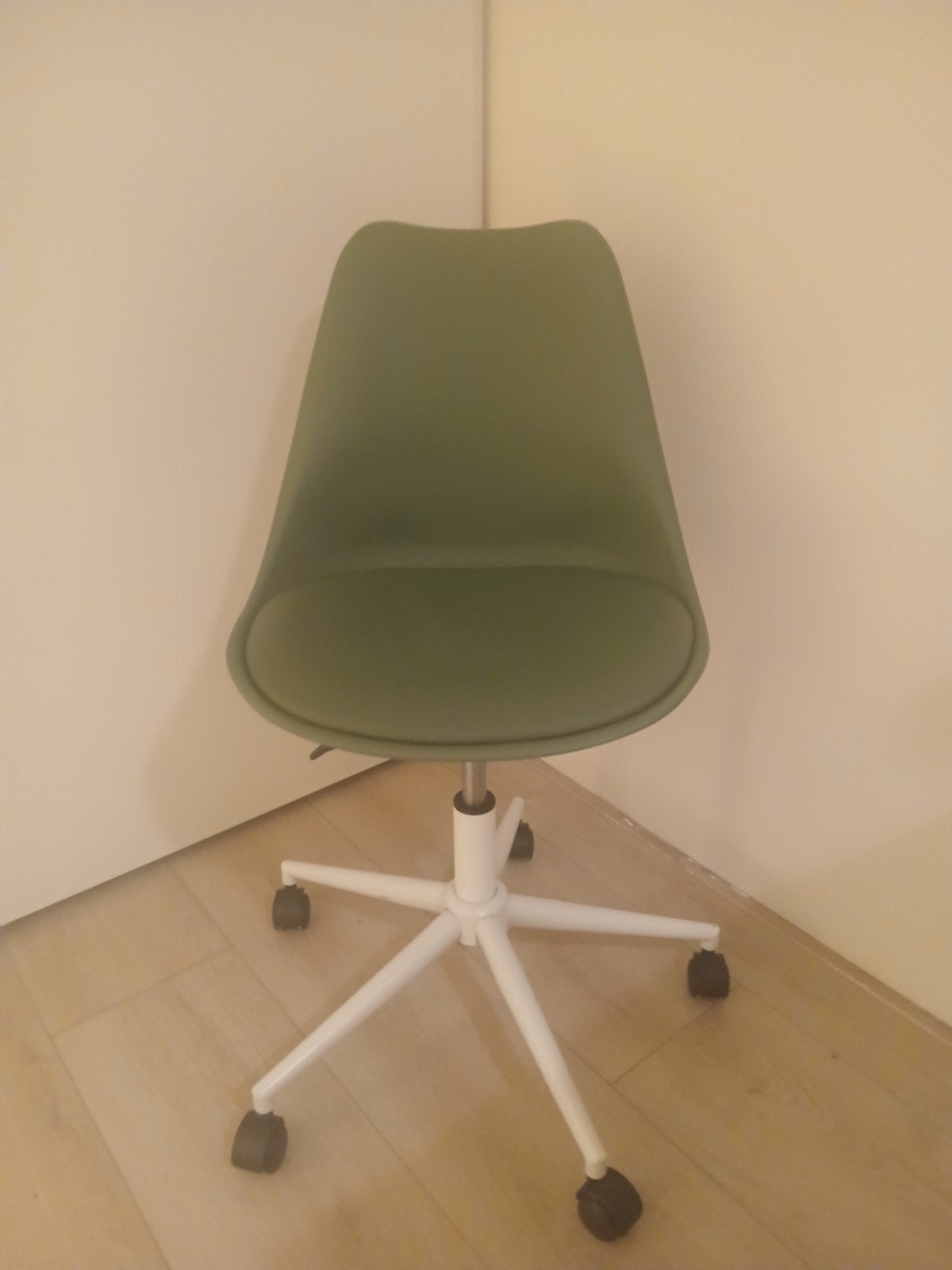 Groene bureaustoel met wieltjes