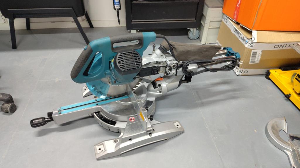 MAKITA Afkortzaag LS1018LN, Doe-het-zelf en Verbouw, Gereedschap | Zaagmachines, Ophalen, 1200 watt of meer, Afkortzaag, 70 mm of meer