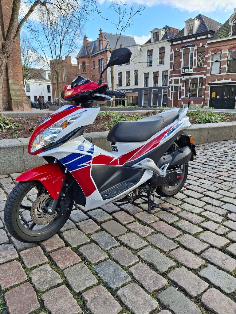 Honda NSC50R 2411km i.z.g.s, Fietsen en Brommers, Ophalen, Honda, Maximaal 45 km/u, Zo goed als nieuw