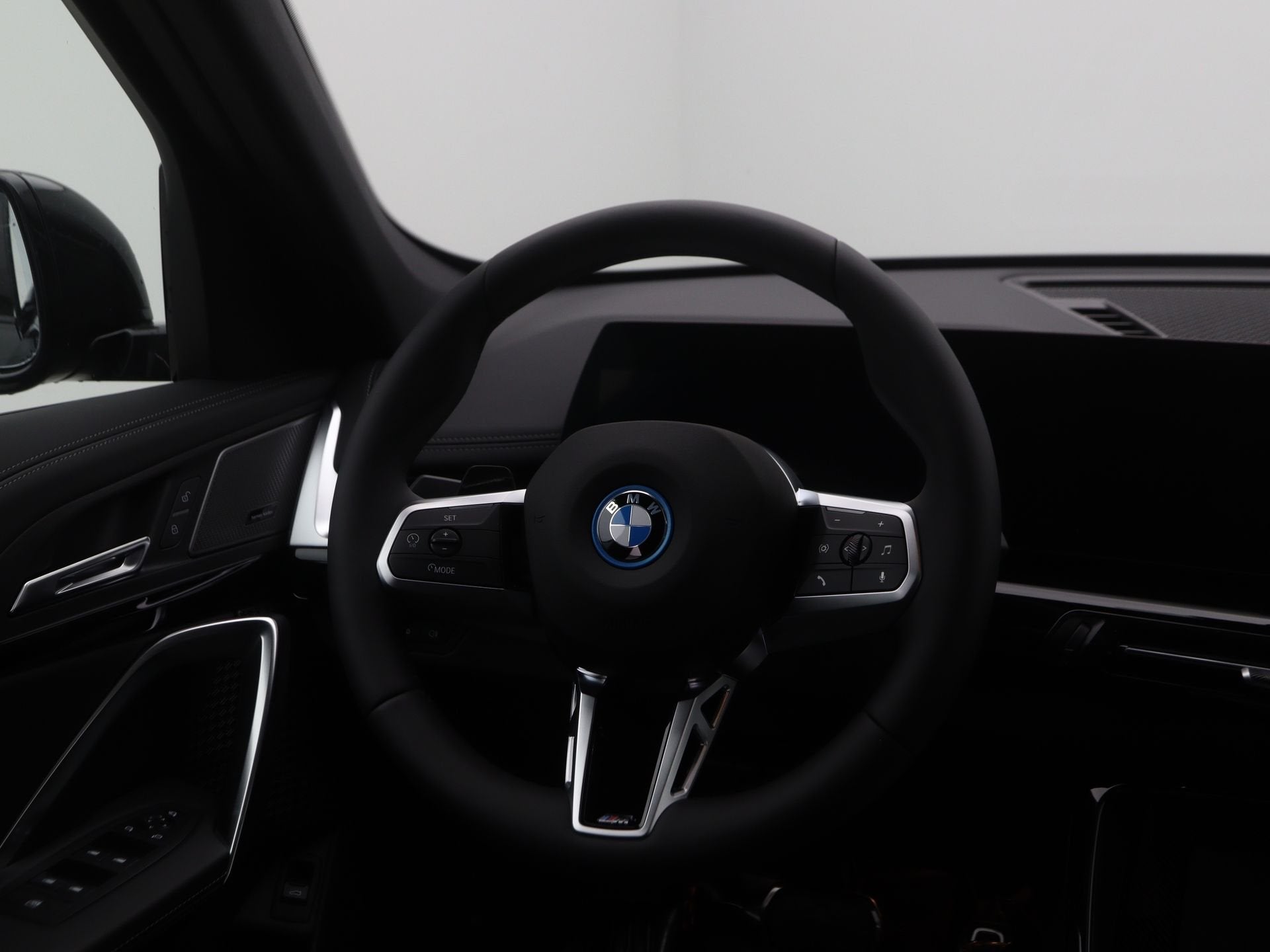 BMW iX1 eDrive20 67 kWh M Sport Edition (bj 2026, automaat), 514 km, Met garantie (alle), 24 min, Zwart