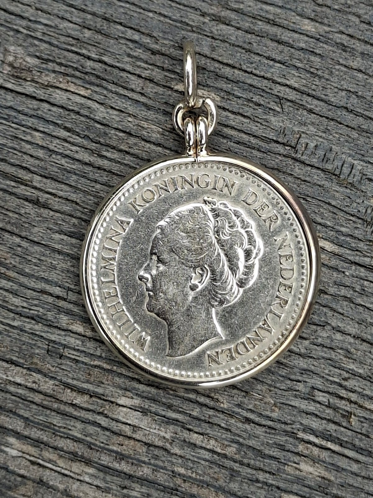 Stil verzet halve gulden Wilhelmina hanger, Ophalen of Verzenden, Overige soorten, Nederland, Embleem of Badge