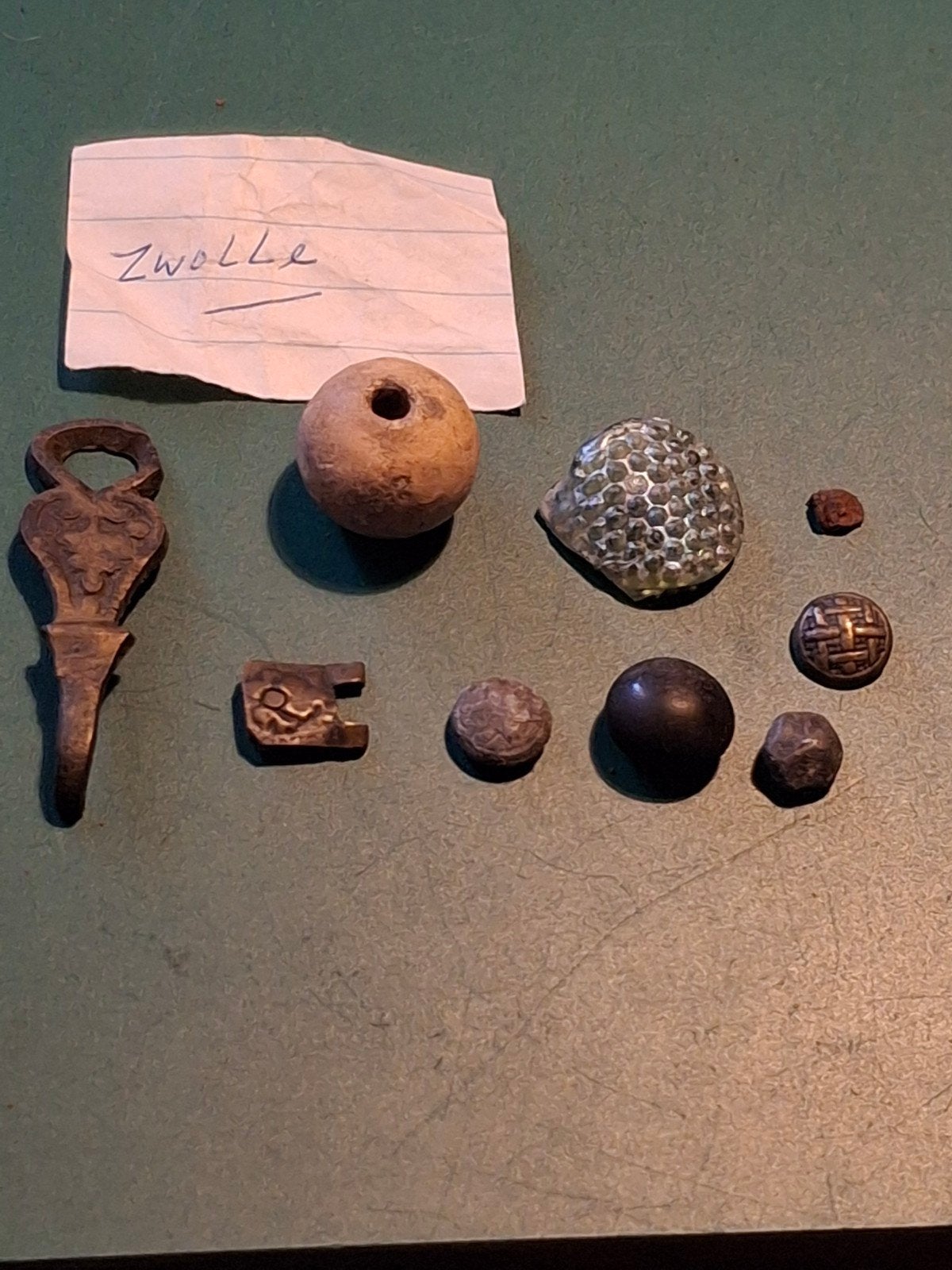 Spinsteen fibula romeinsglas zwolle, Ophalen of Verzenden