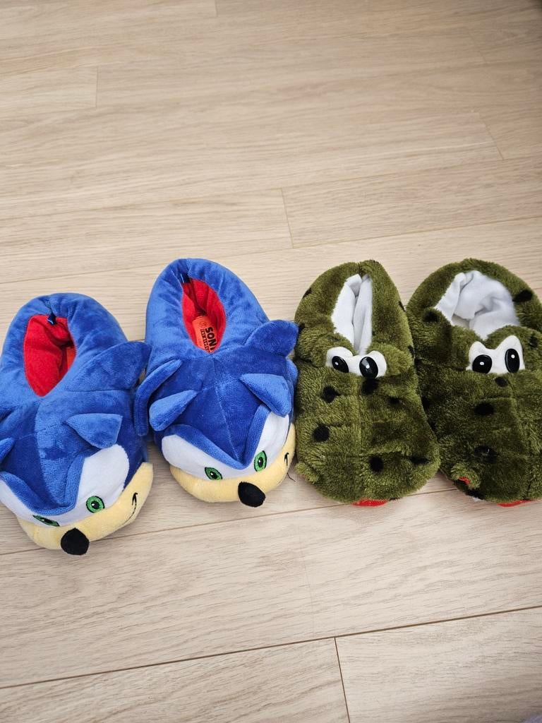 Sloffen sonic en krokodil maat 32 33 Nieuw en zgan, Kinderen en Baby's, Kinderkleding | Mutsen, Sjaals en Handschoenen, Ophalen of Verzenden