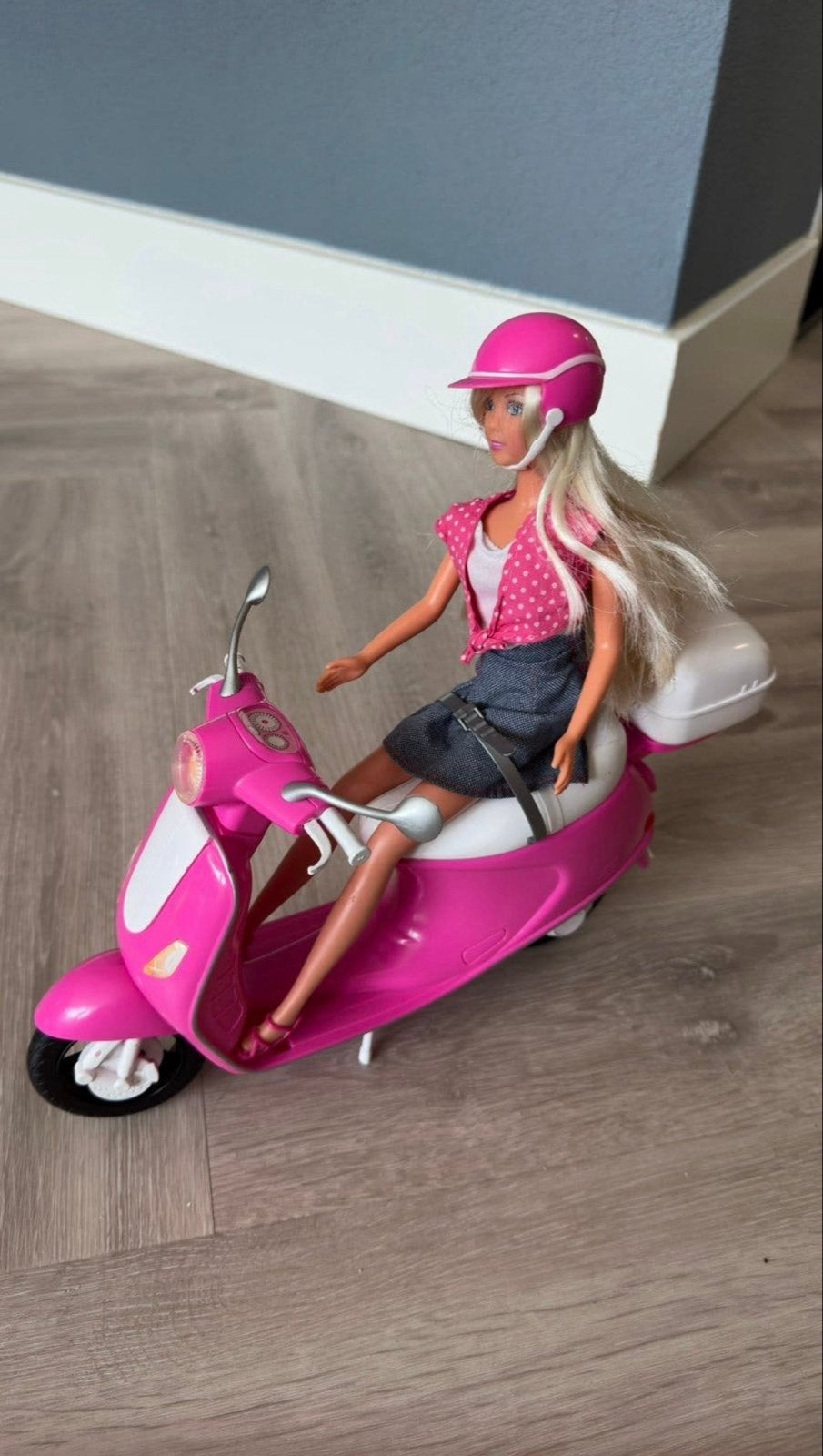 Barbie met roze scooter en helm, Ophalen of Verzenden, Gebruikt, Barbie