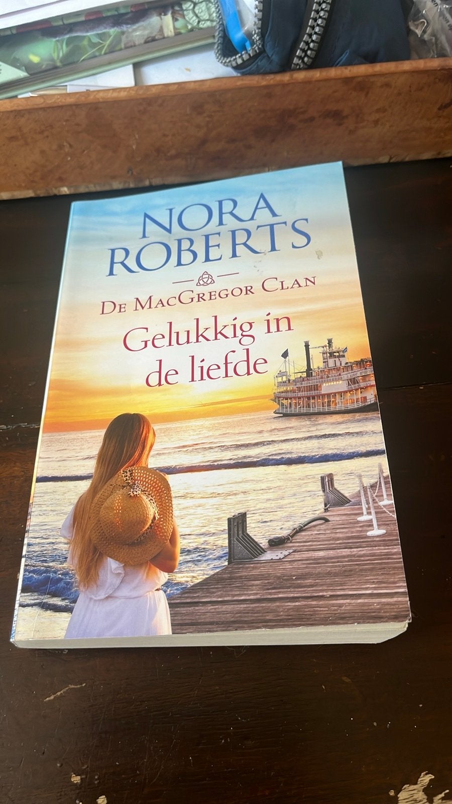 Nora Roberts - Gelukkig in de liefde (De MacGregor Clan), Boeken, Romans, Gelezen, Nederland, Ophalen of Verzenden