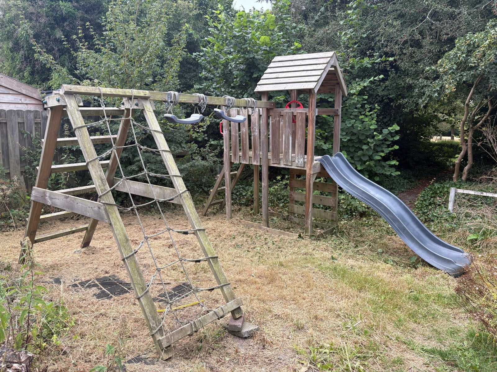 Houten speeltoestel met glijbaan, schommels en klimnet, Ophalen, Gebruikt, Glijbaan