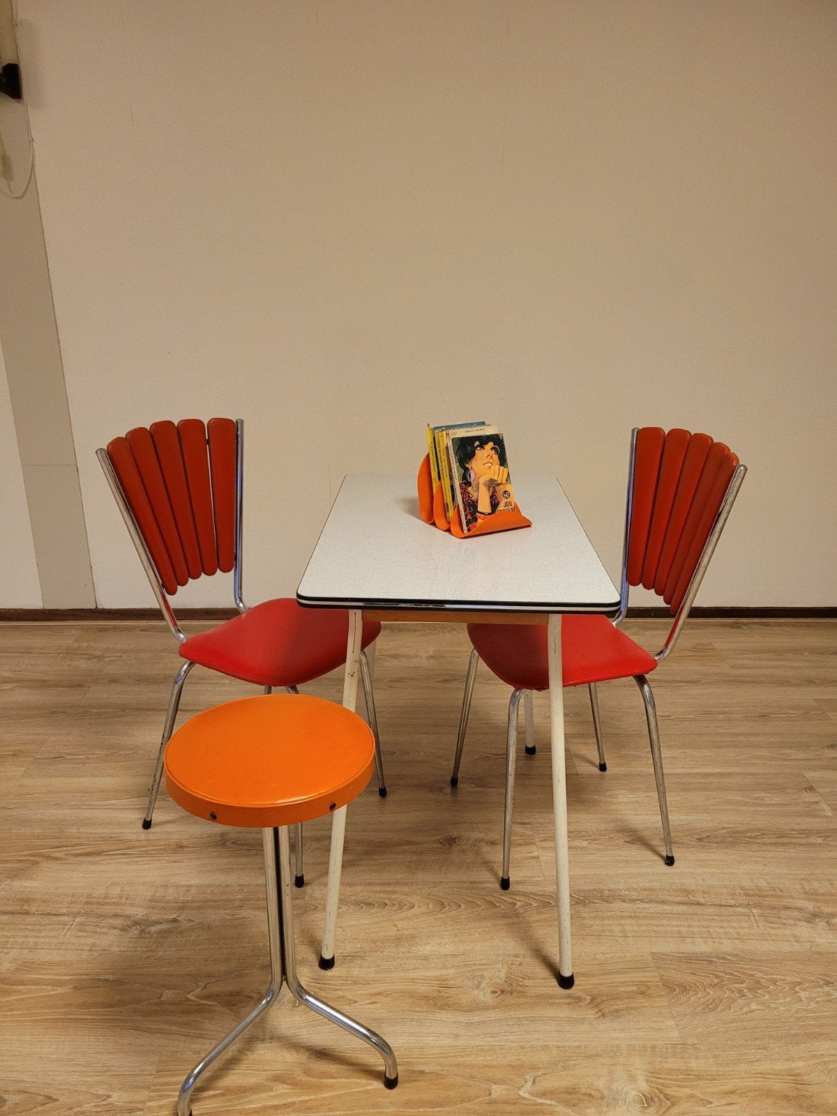 Vintage eethoekje: tafel, 2 stoelen en krukje, 50 tot 100 cm, Tot twee personen, Retro, Vintage, Rechthoekig