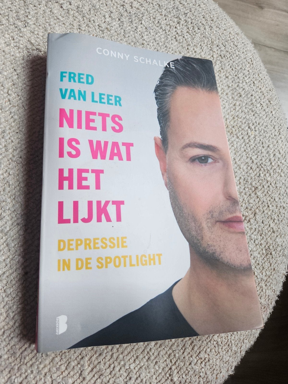 Boek Niet is wat het lijkt - Fred van Leer, Ophalen of Verzenden, Gelezen, Fred van Leer, Conny Schalke