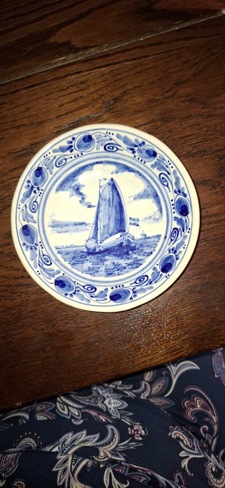 Fries Blauw Sierbordje met Zeilboot - 12-15 cm, Ophalen