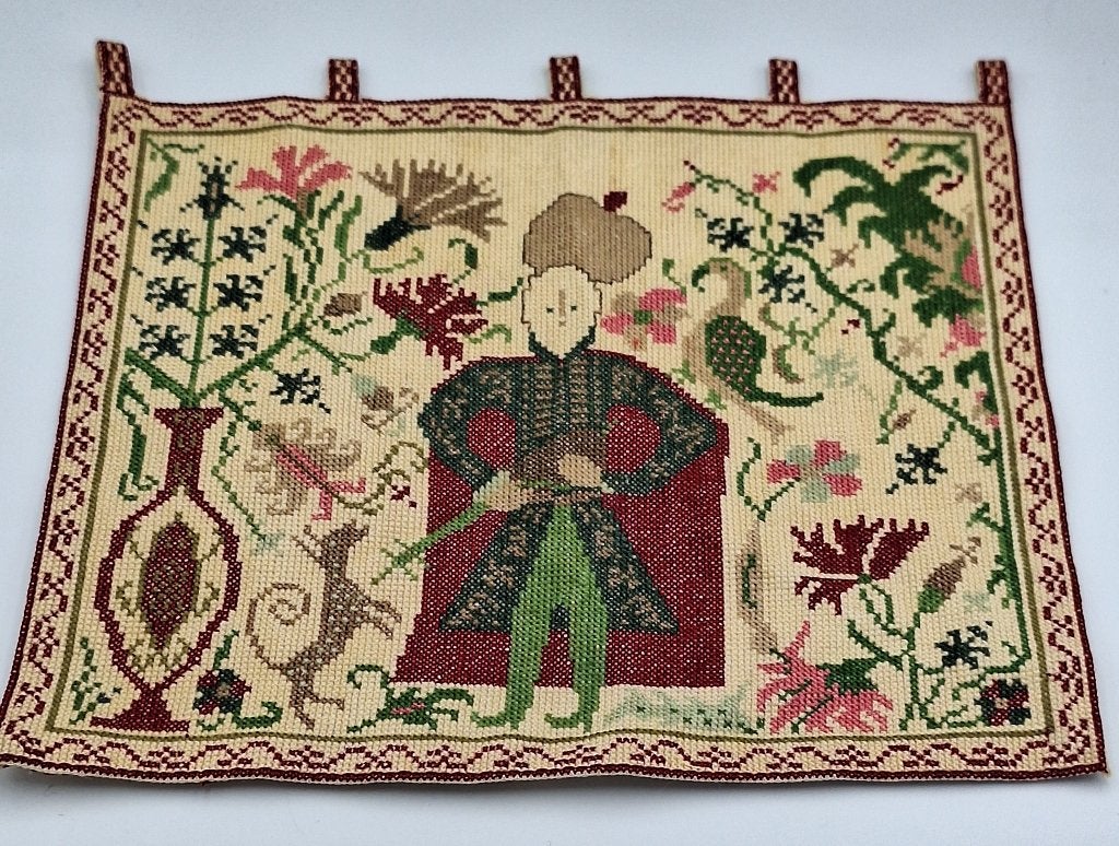 Wandtapijt, geborduurd Man met luit, voor het poppenhuis, Ophalen of Verzenden, Zo goed als nieuw, Poppenhuis