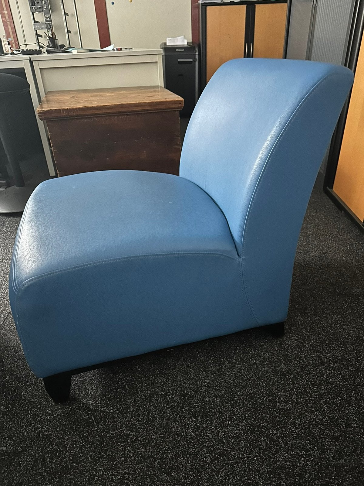 5 lage  blauwe skai kuipstoelen, Ophalen, Zo goed als nieuw, 75 tot 100 cm, 50 tot 75 cm