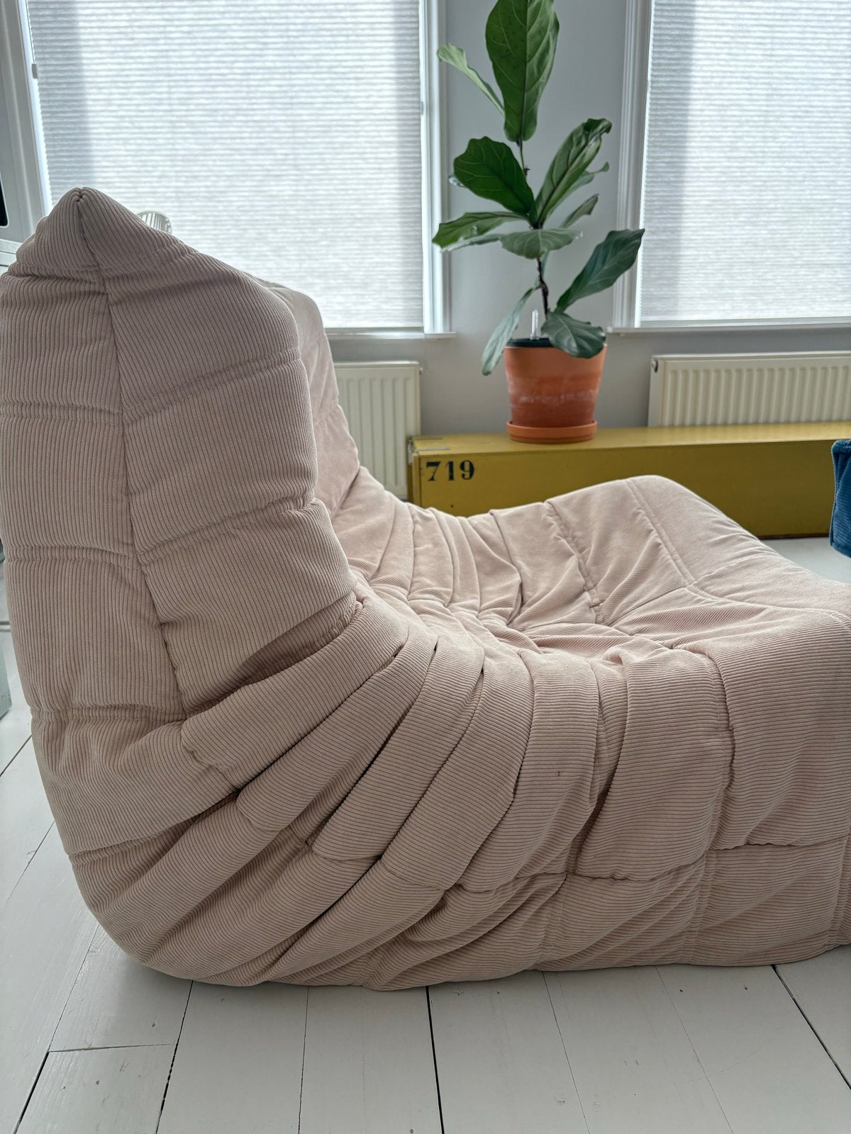 Ligne roset Dupe - Togo stijl fauteuil met poef in ribstof, Huis en Inrichting, Fauteuils, Ophalen, Gebruikt, 100 tot 125 cm, 75 tot 100 cm