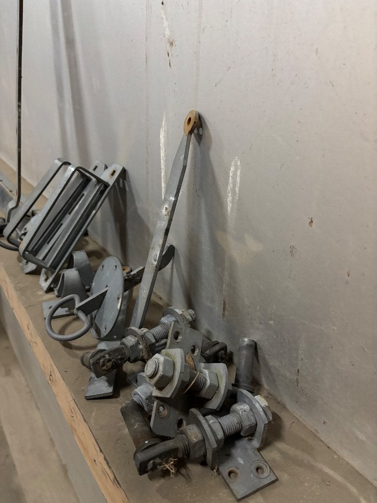 4x hekophanging + 2x sluitwerk – verzinkt hekbeslag, Ophalen, Gebruikt, IJzer, Slot