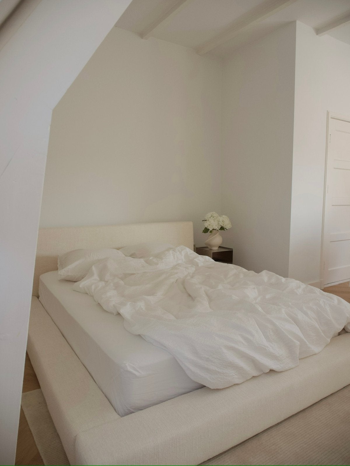 Hemdesigners Aurora low bedframe - moet snel weg!, Ophalen, Crème, Stof, 160 cm