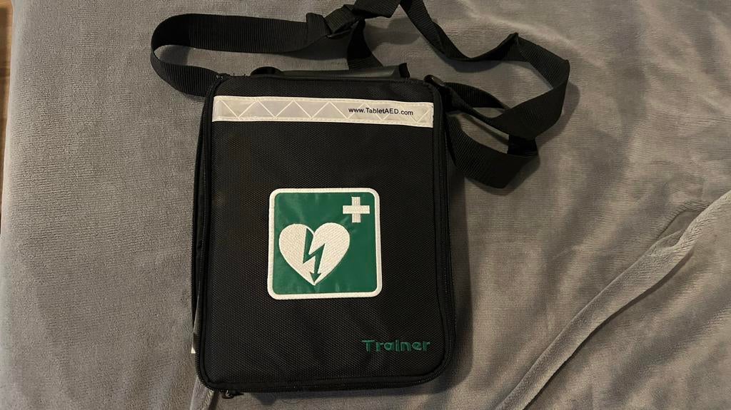Tablet AED Trainer (excl. tablet), Diversen, Verpleegmiddelen, Ophalen of Verzenden, Zo goed als nieuw