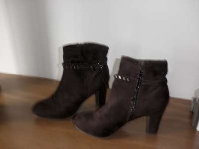Nieuw bruine suede enkellaarsjes, mt 38, Bruin, Lage of Enkellaarzen, Nieuw, Ophalen of Verzenden