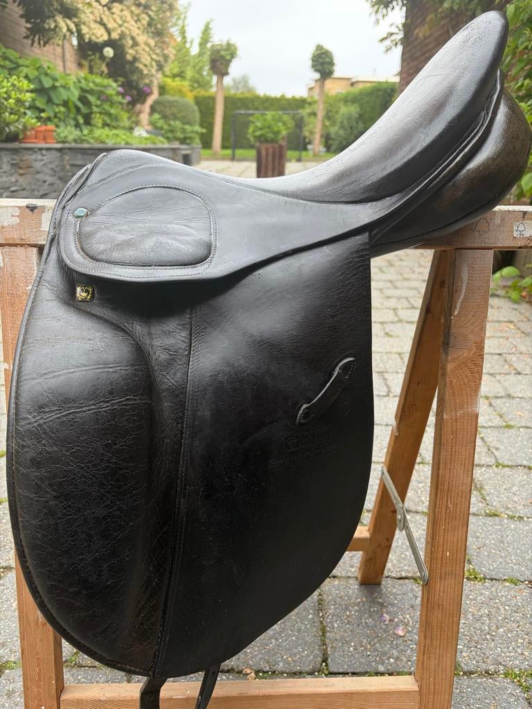 Stübben Scandia dressuurzadel. 17,5 inch, Dieren en Toebehoren, Paarden en Pony's | Zadels, Ophalen of Verzenden, Zo goed als nieuw