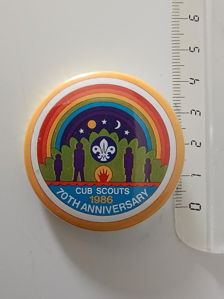 UK Vintage Pin Badge CUB SCOUTS 1986 70th ANNIVERSARY, Ophalen of Verzenden, Zo goed als nieuw, Merk, Button