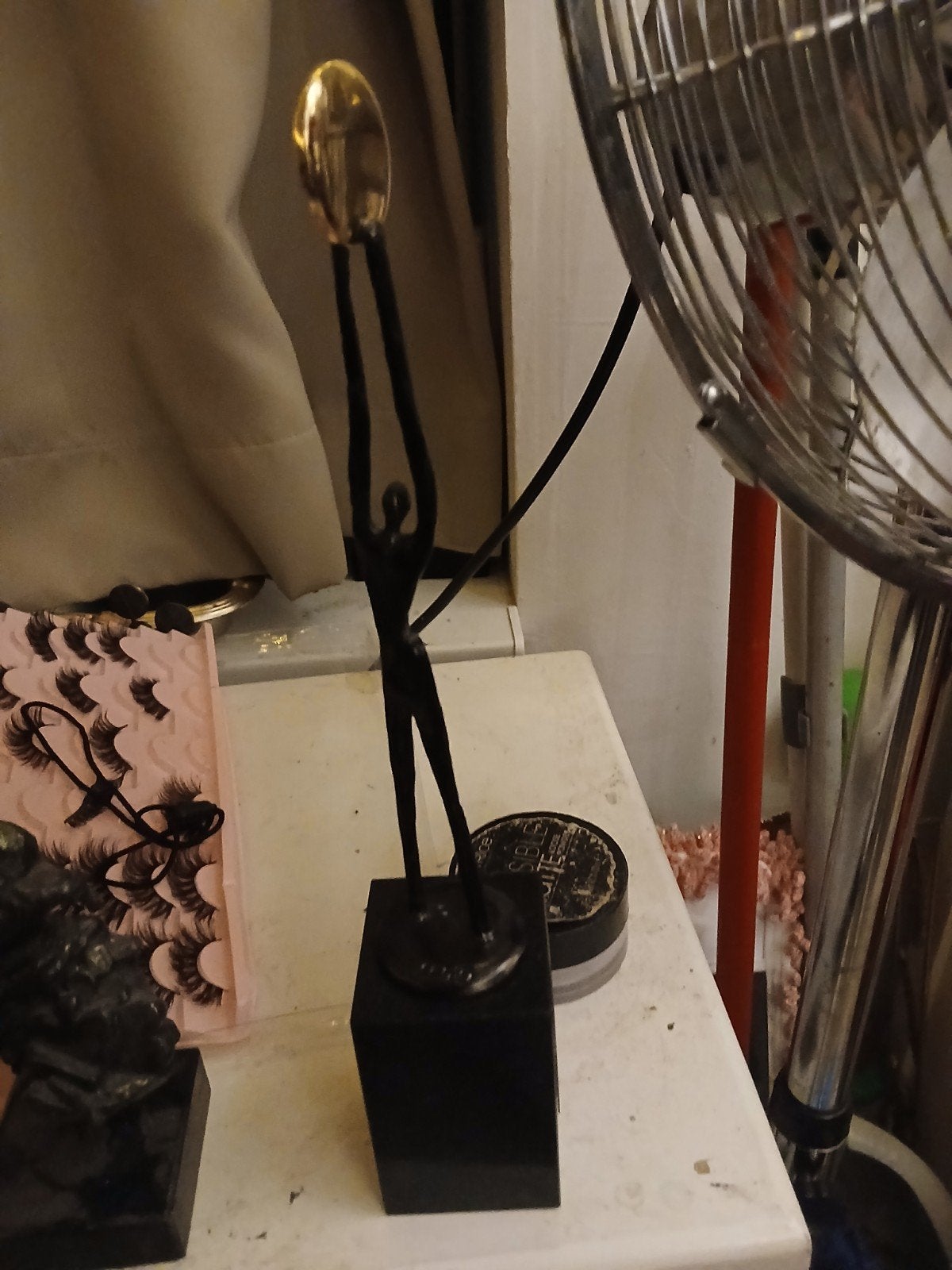Twee bronzen beelden: Abstracte figuur en Harlekijn, Ophalen of Verzenden, Brons, Op sokkel, Beeld