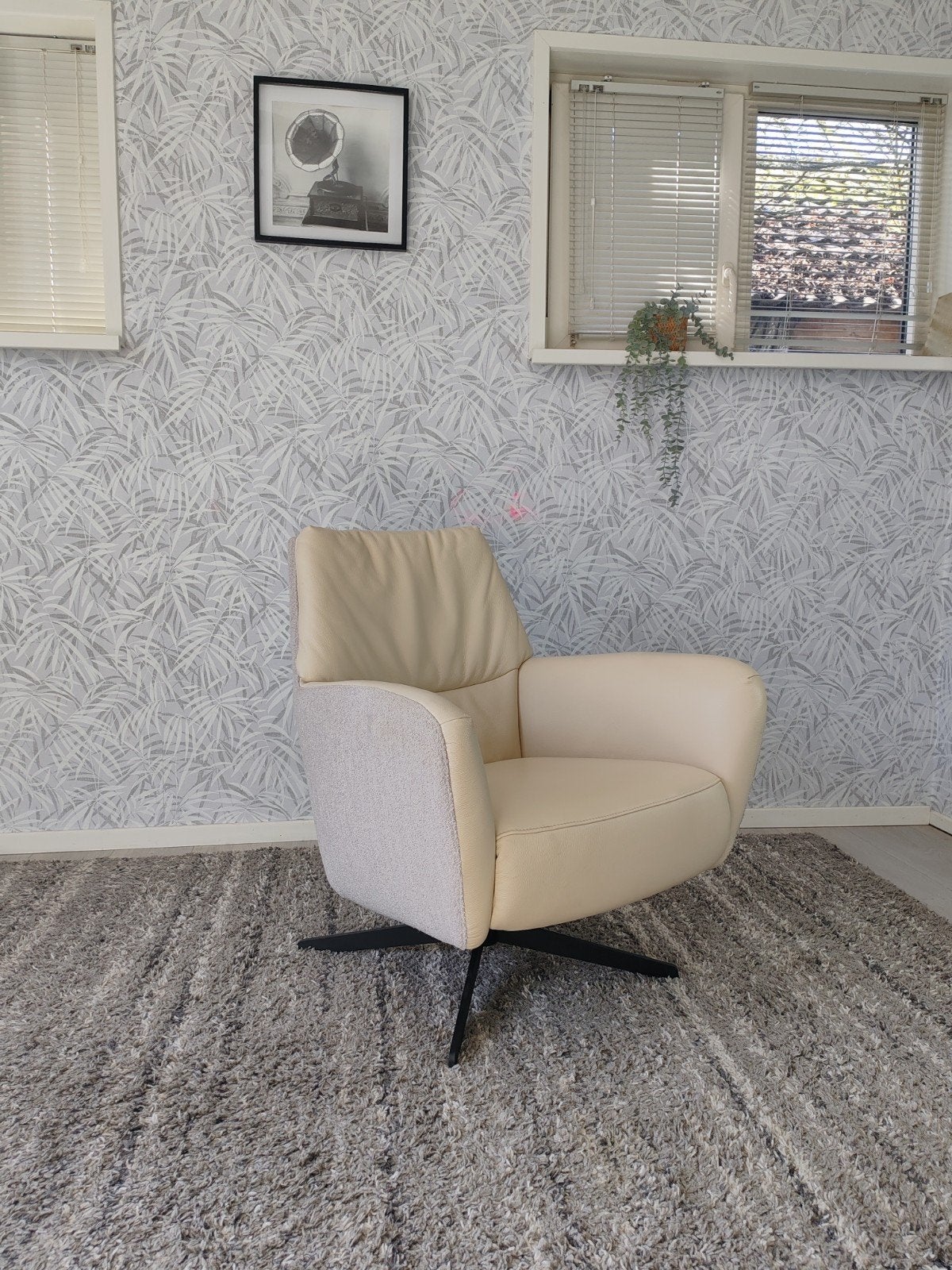 Prominent fauteuil, crème leer en stof, draaibaar, Modern, Comfortabel, Prominent, Onbekend, 75 tot 100 cm