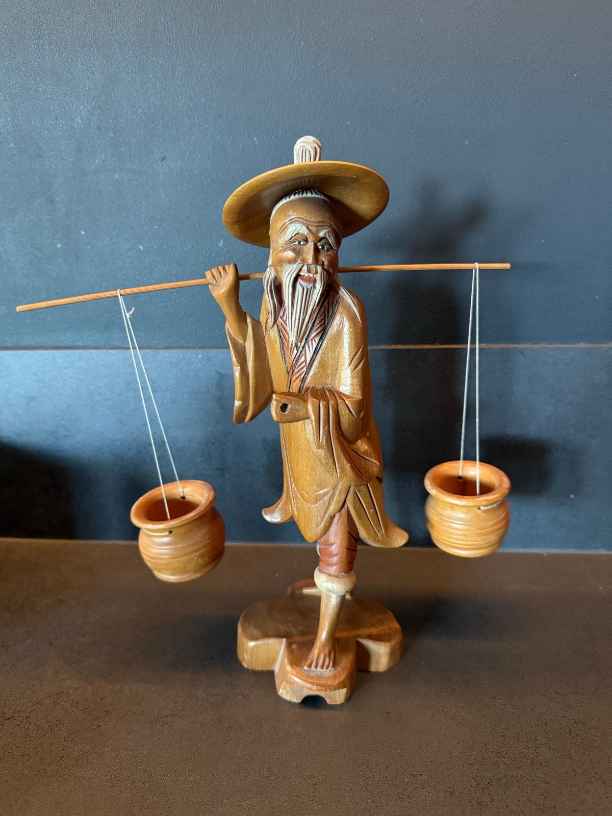 Houten Aziatische waterdrager - handgesneden - 30 cm, Ophalen of Verzenden, Handgemaakt, 20 - 50 cm, Beeld