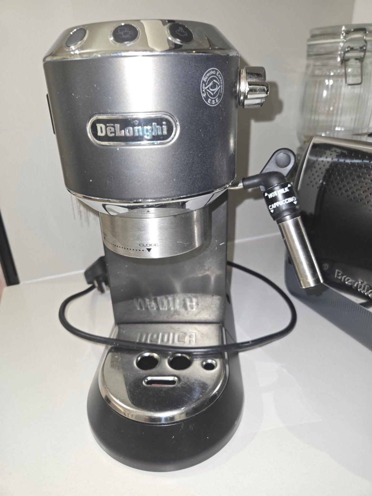 Foto 3 van DeLonghi Dedica Espressomachine met Stoompijpje