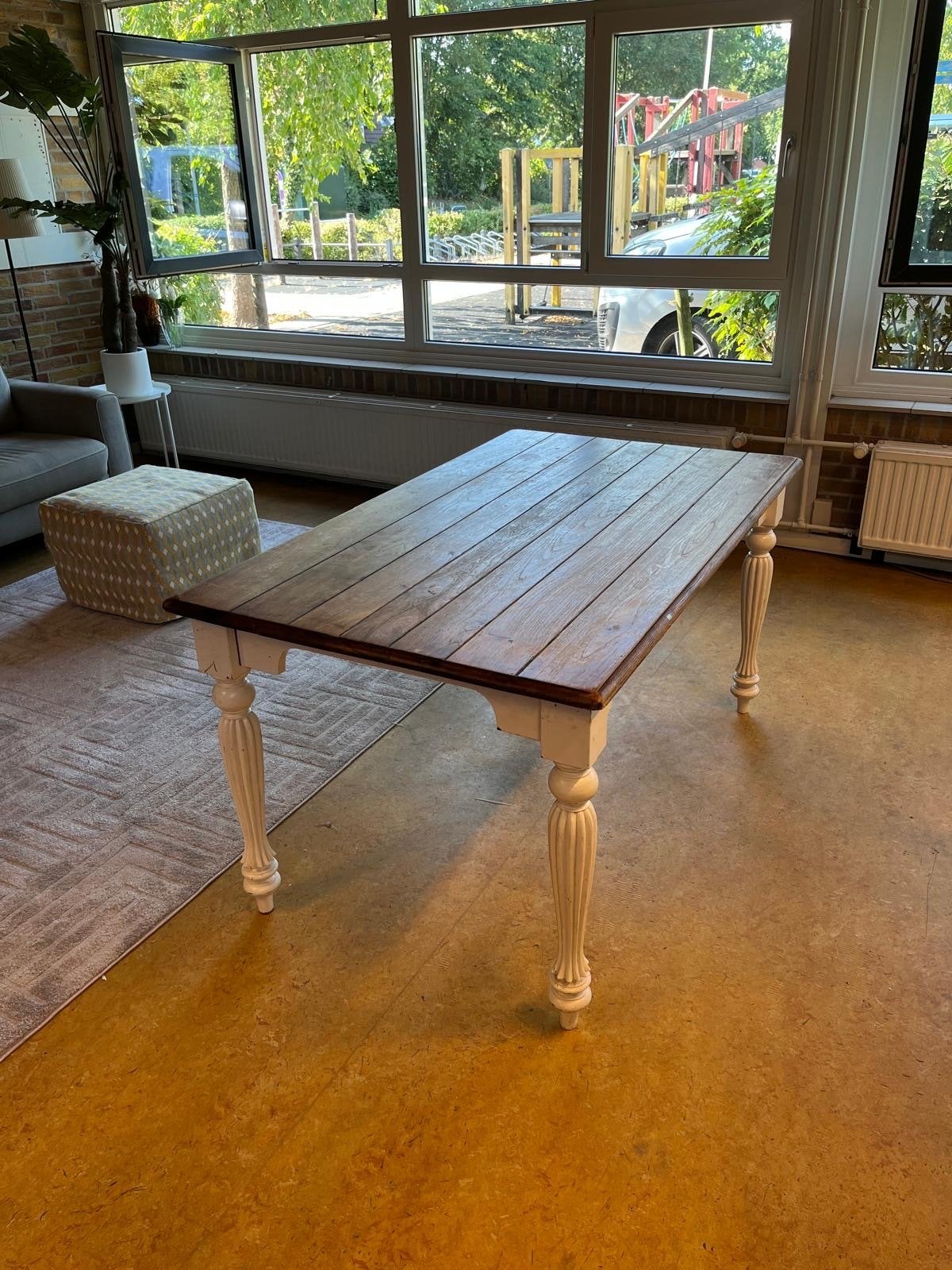 Robuuste houten eettafel met sierlijke poten, Huis en Inrichting, Gebruikt, 150 tot 200 cm, Vier personen, Rechthoekig
