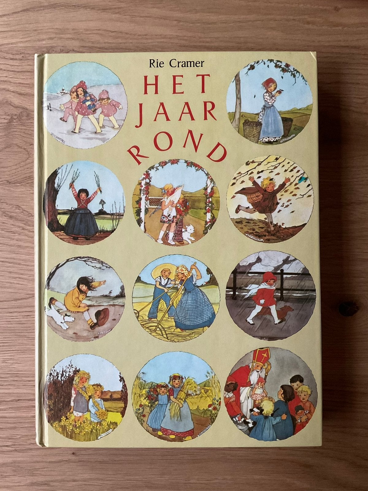 Het jaar rond. - Rie Cramer, Ophalen of Verzenden, Gelezen