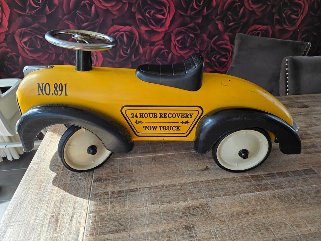 Gele ijzeren loopauto met gebruikerssporen, Ophalen