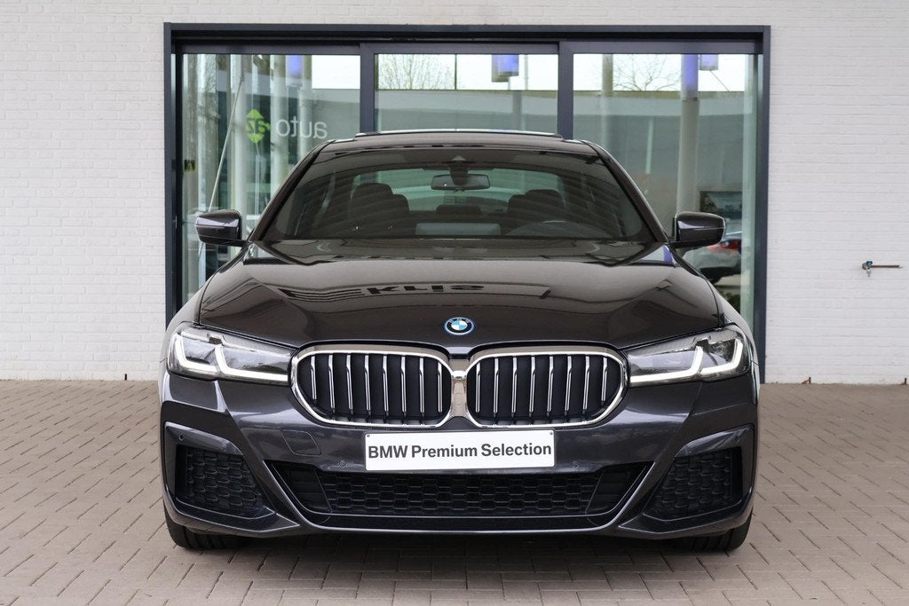 BMW 5 Serie 545e xDrive | M Sport | Panorama Dak | Stoelverw, Auto's, BMW, Stof, Gebruikt, 394 pk, Plug-in hybride