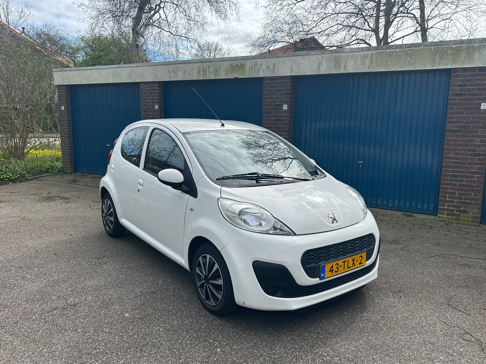 Peugeot 107 1.0 12V 5DR 2012 Wit, Voorwielaandrijving, Stof, 4 stoelen, Metallic lak