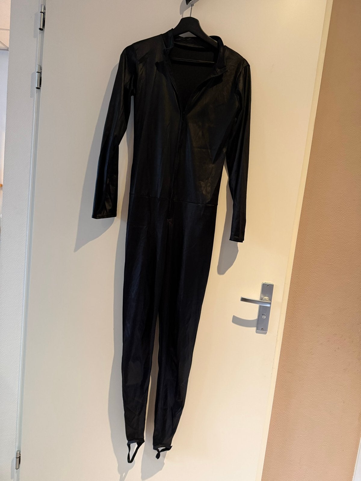 Zwarte jumpsuit en luipaardprint jumpsuit, Ophalen of Verzenden, Gebruikt, Feestartikel, Halloween of Griezel