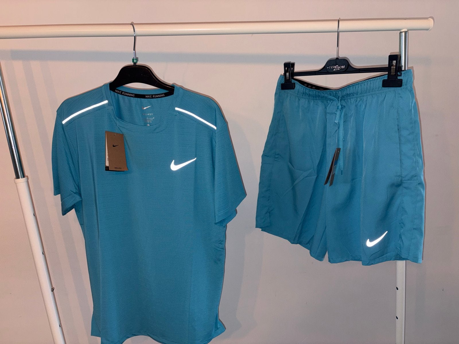Nike Running Set: T-shirt en korte broek (Nieuw) Maat L, Nieuw, Ophalen of Verzenden, Hardlopen of Fietsen, Maat 48/50 (M)