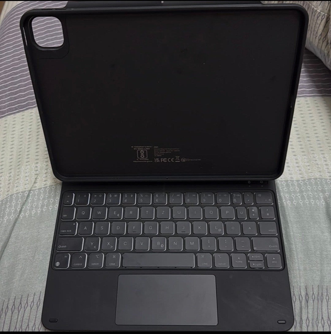 ESR Keyboard for IPad Air 5th gen