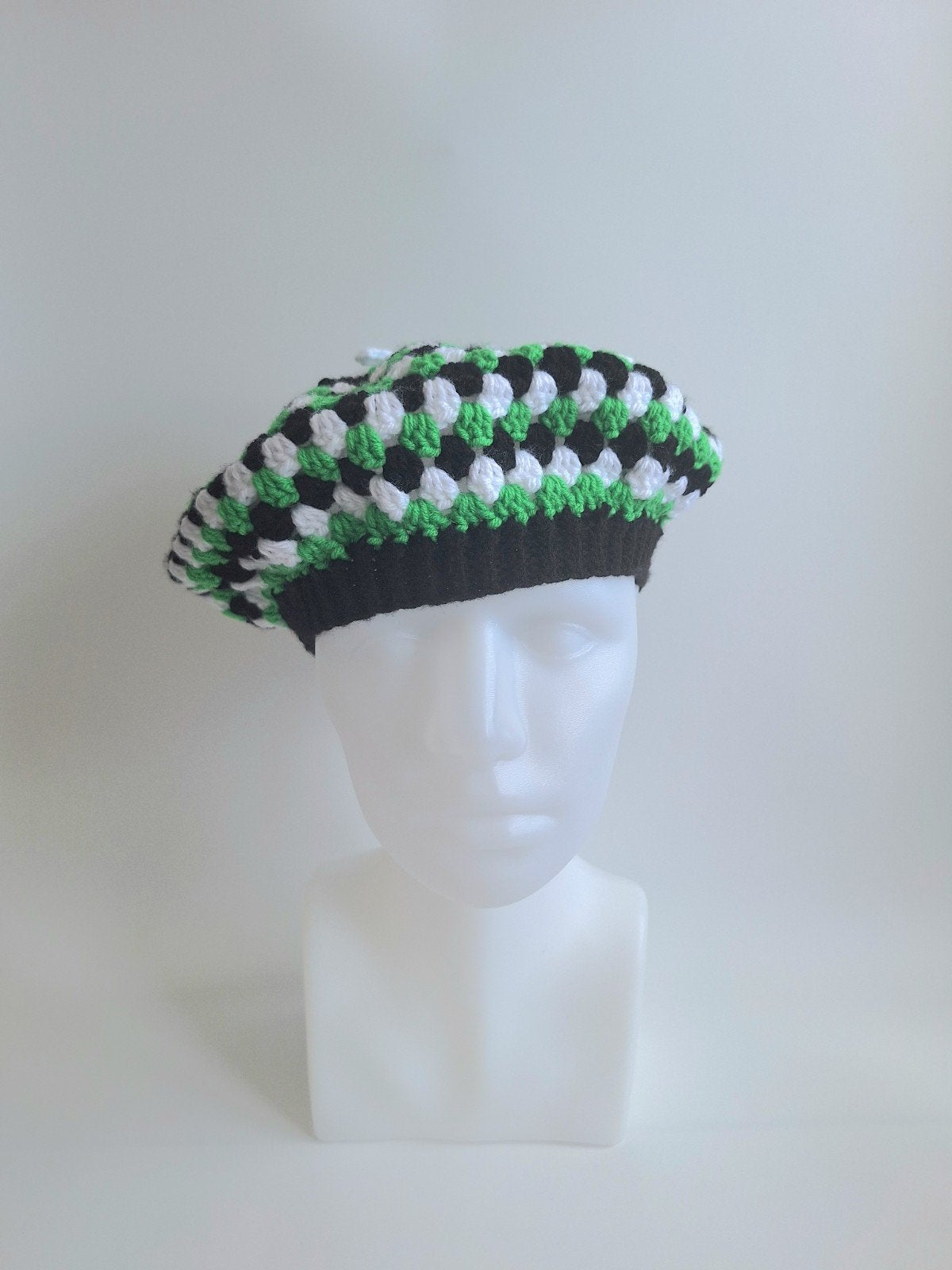Gehaakte beret zwart, wit en groen, Ophalen of Verzenden, Nieuw, 55 cm (S, 6⅞ inch) of minder, Hoed