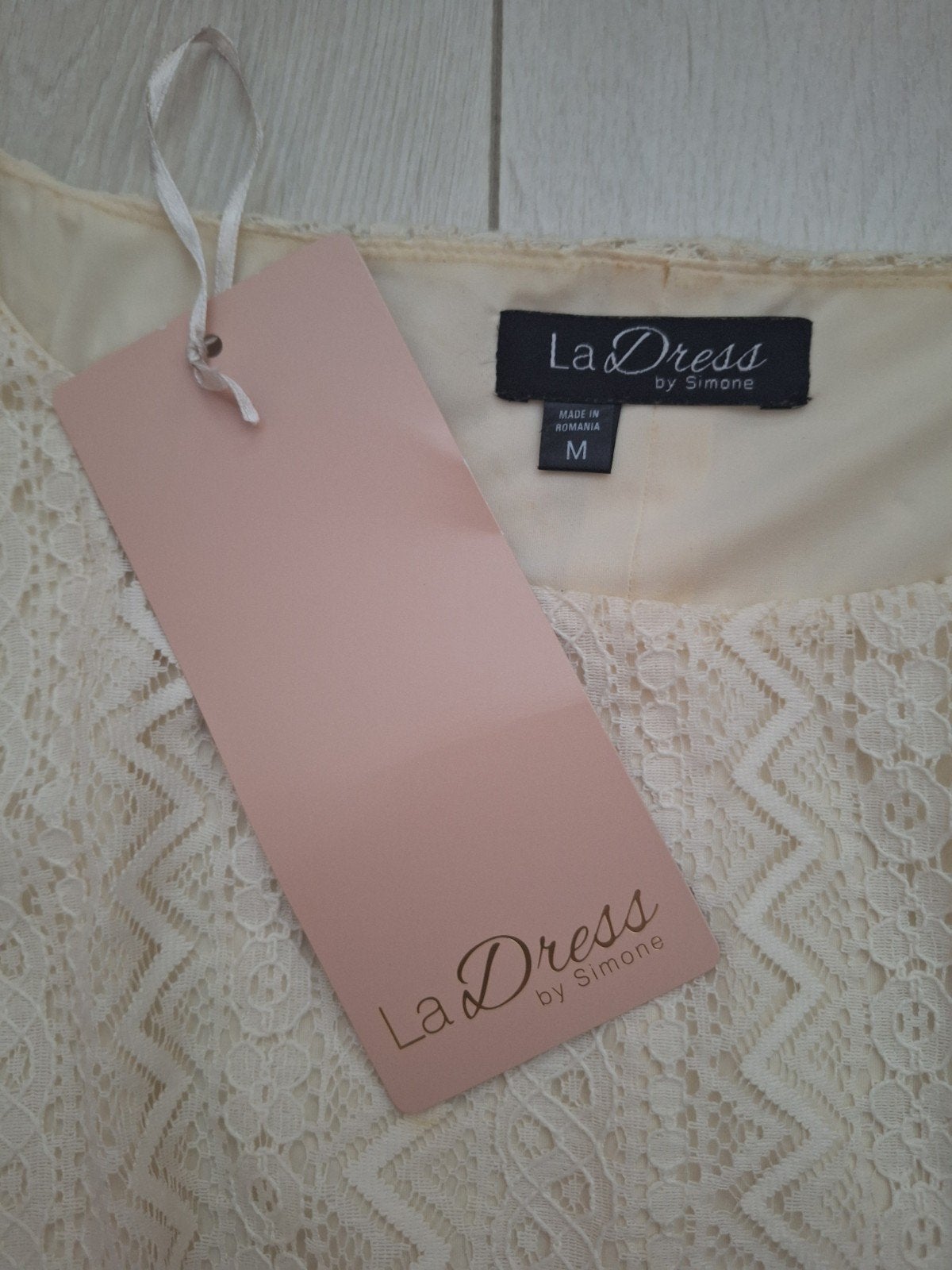 Ladress by Simone kanten jurk maat M/38, Kleding | Dames, Jurken, Maat 38/40 (M), Beige, Ophalen of Verzenden, Zo goed als nieuw