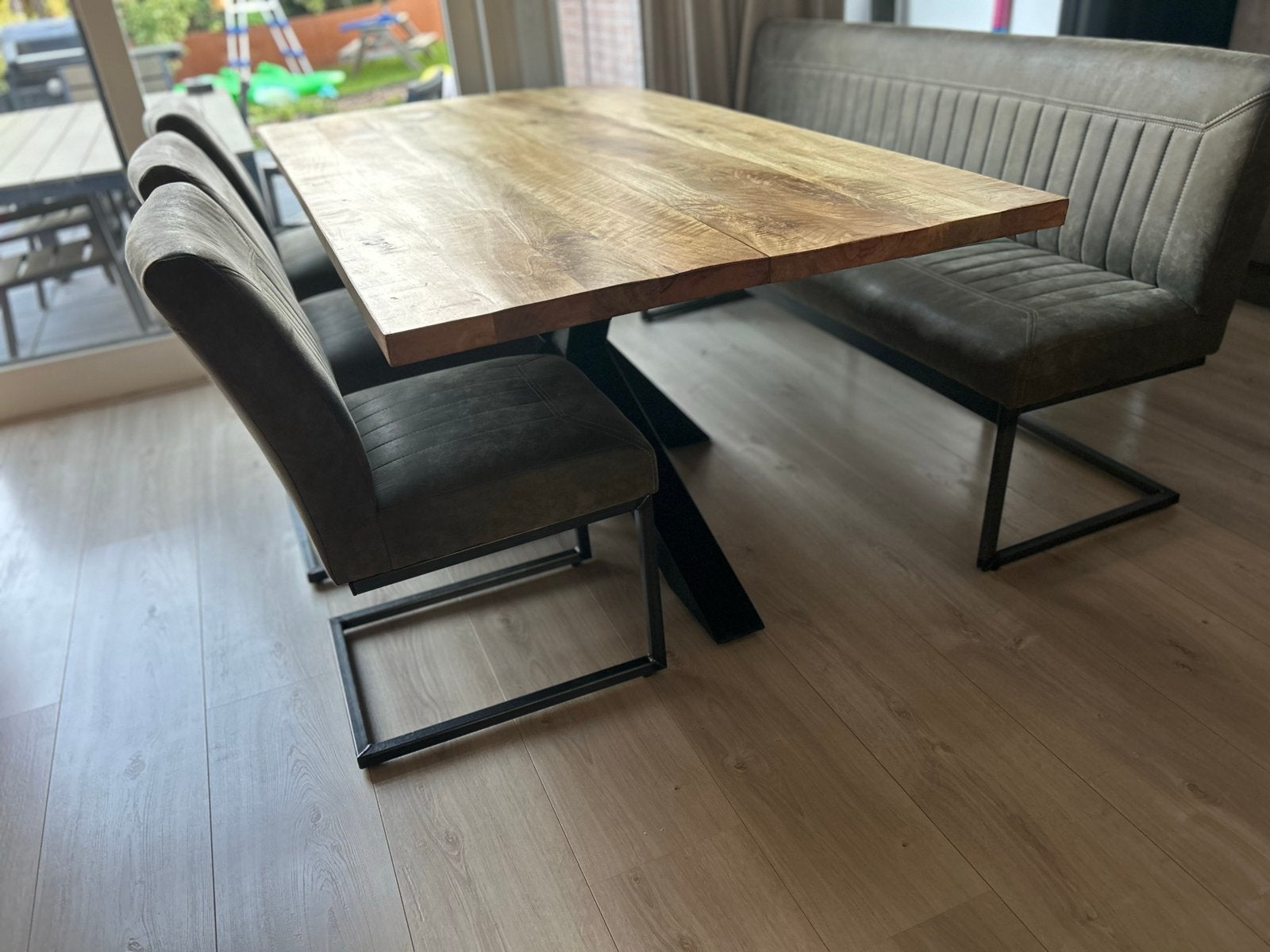 Industriele Eettafel met bank en stoelen - robuust mangohout, Huis en Inrichting, Ophalen, Gebruikt, 50 tot 100 cm, 150 tot 200 cm