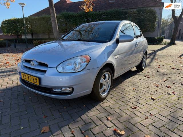 Hyundai Accent 1.4i Dynamic, Auto's, Voorwielaandrijving, Accent, Gebruikt, 4 cilinders