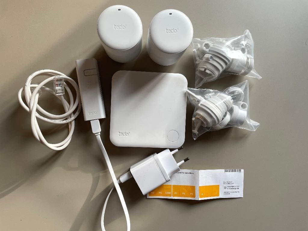 Tado V3+ starterkit incl. 2 slimme radiatorknoppen., Ophalen of Verzenden, Slimme thermostaat, Zo goed als nieuw