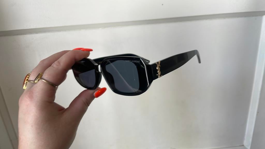 YSL zonnebril zwart goud Saint Laurent, Sieraden, Tassen en Uiterlijk, Zonnebrillen en Brillen | Dames, Ophalen of Verzenden, Zo goed als nieuw