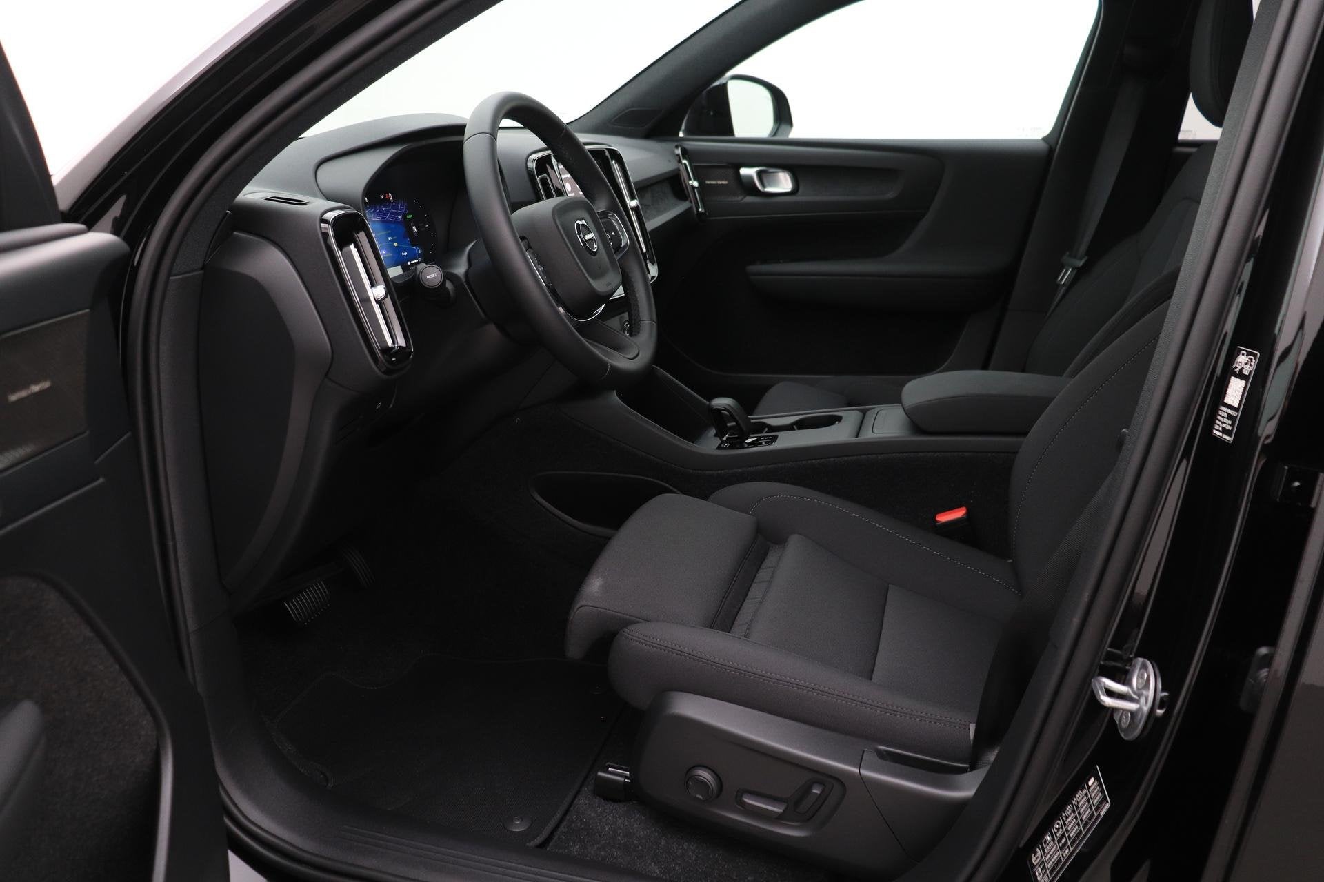 Volvo EX40 Single Motor Extended Range Plus Black Edition |, Auto's, Volvo, Automaat, Gebruikt, 252 pk, Zwart