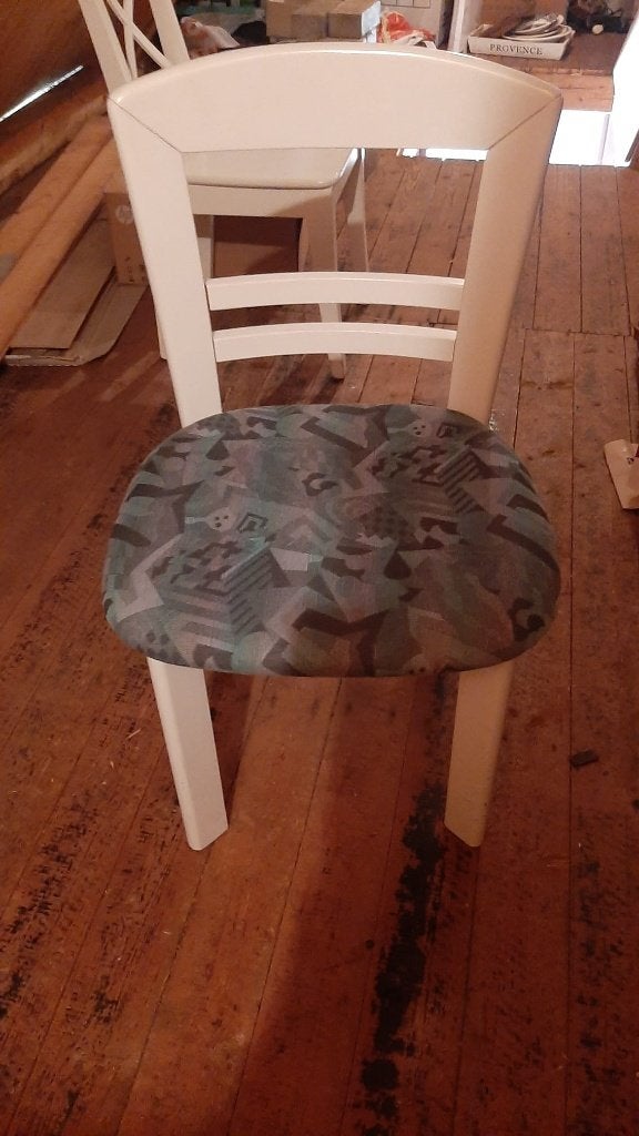 4 witte stoelen met stoffen zitting, Huis en Inrichting, Stoelen, Ophalen, Gebruikt, Wit, Vier
