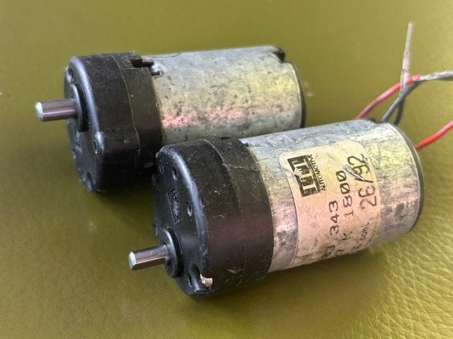 2 stuks SWF 16 volt gelijkstroommotor met vertragingskast., Antiek en Kunst, Ophalen of Verzenden