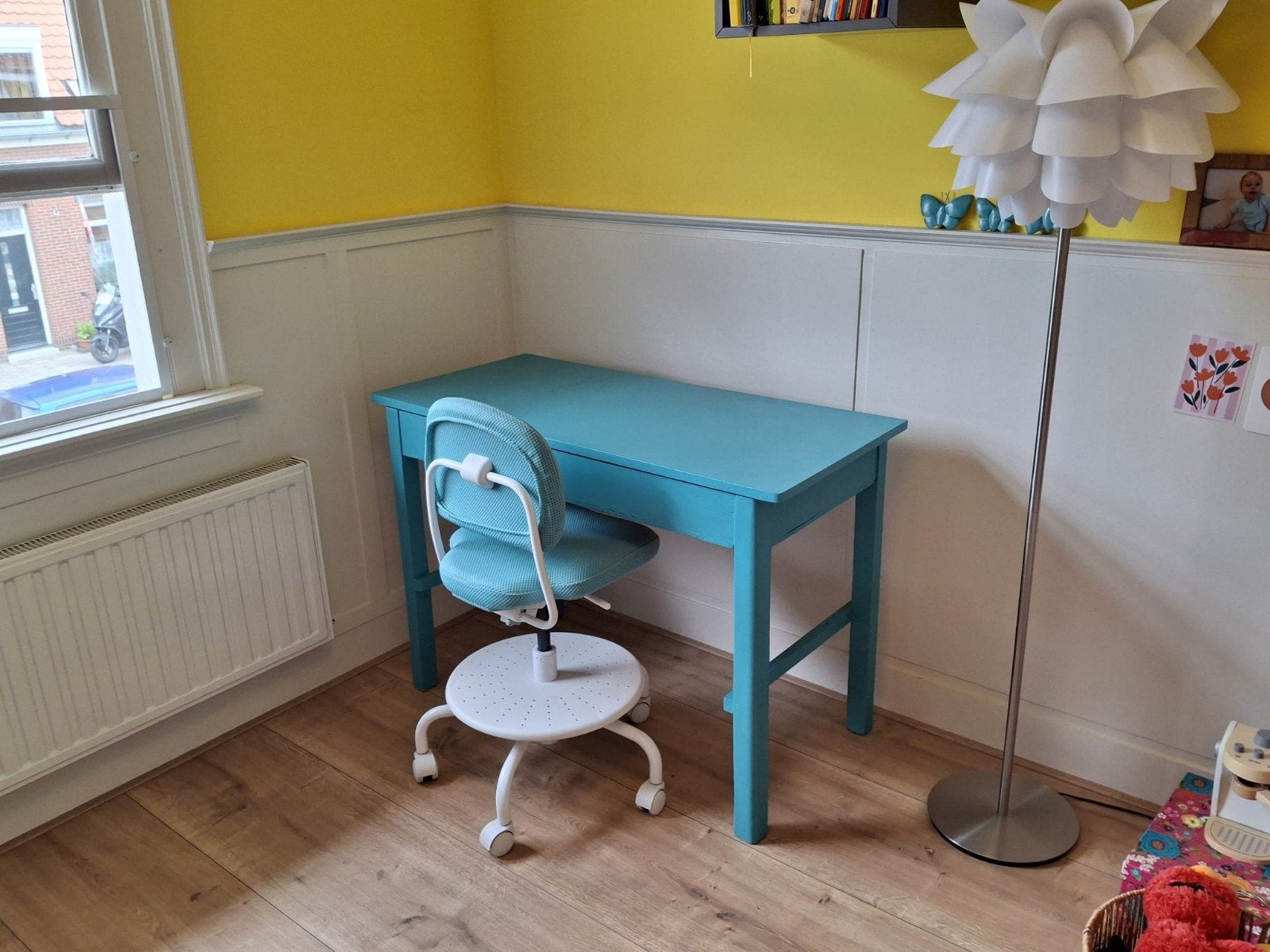 vintage schoolbureau met krijtbord in felle kleur, Ophalen, Hout, Kinderbureau, 50 cm